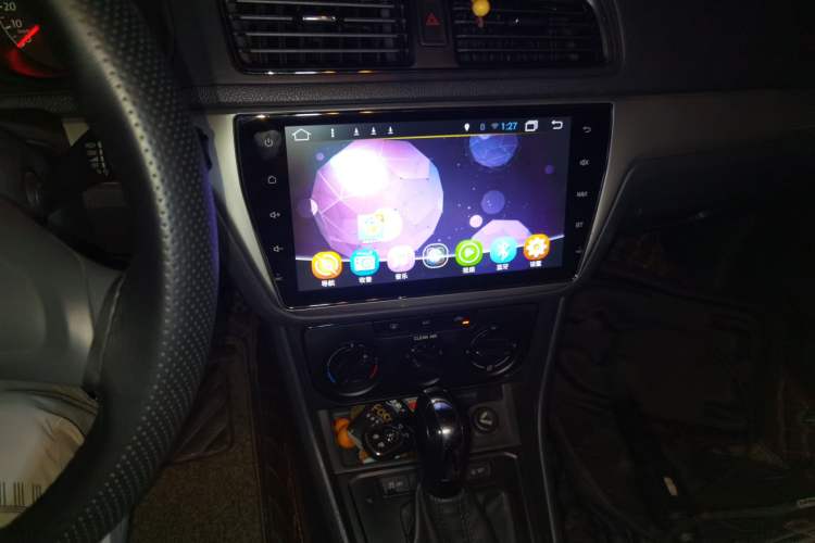 Used Volkswagen Lavida 2015 1.6L Automatic Fashion Edition Audio And AC Panel