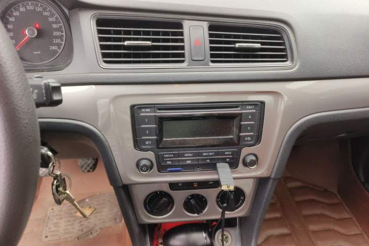 Used Volkswagen Lavida 2015 1.6L Manual Fashion Edition Audio And AC Panel