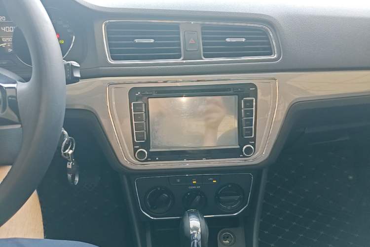 Used Volkswagen Lavida 2015 1.6L Automatic Comfort Edition Audio And AC Panel