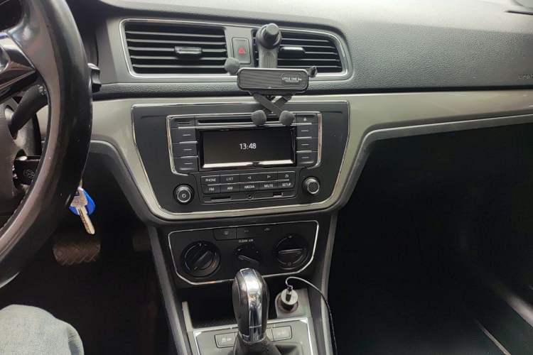 Used Volkswagen Lavida 2015 1.6L Automatic Comfort Edition Audio And AC Panel