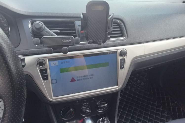 Used Volkswagen Lavida 2015 1.6L Automatic Fashion Edition Audio And AC Panel