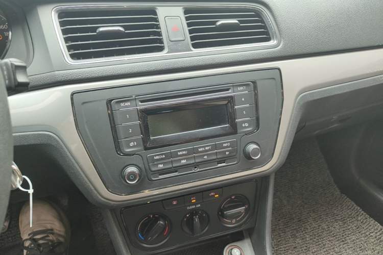 Used Volkswagen Lavida 2015 1.6L Manual Fashion Edition Audio And AC Panel