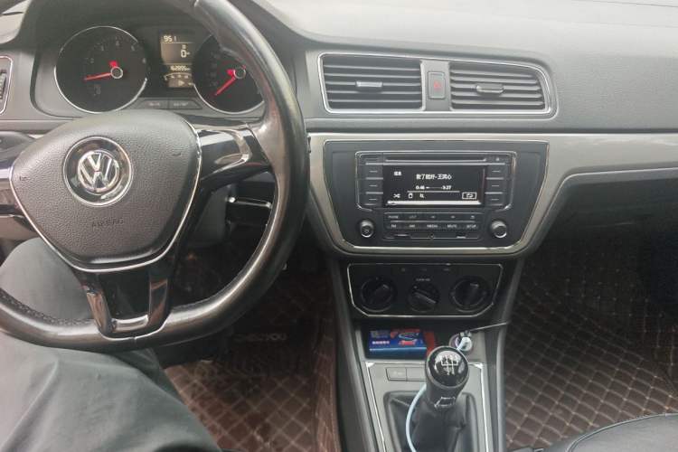 Used Volkswagen Lavida 2015 1.6L Manual Comfort Edition Audio And AC Panel