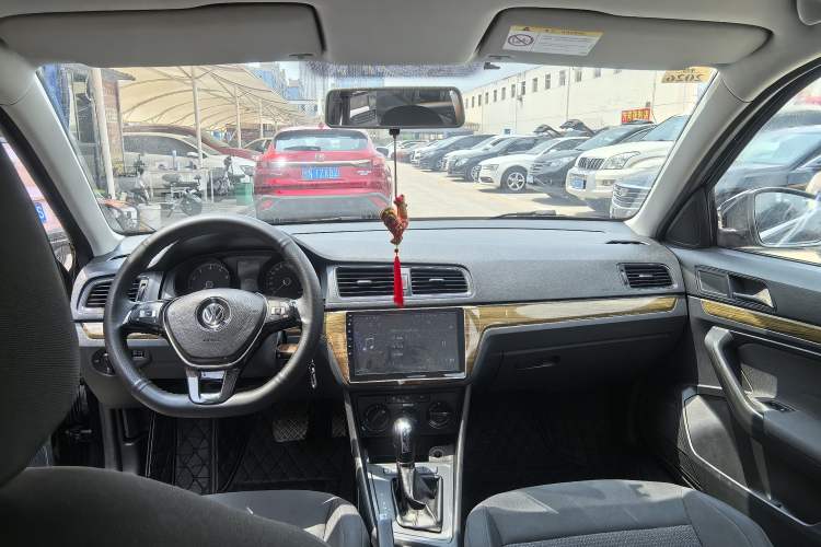 Used Volkswagen Lavida 2015 1.6L Automatic Fashion Edition Audio And AC Panel