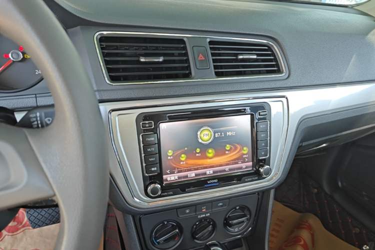 Used Volkswagen Lavida 2015 1.6L Automatic Fashion Edition Audio And AC Panel