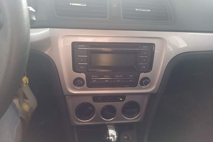 Used Volkswagen Lavida 2015 1.6L Automatic Fashion Edition Audio And AC Panel