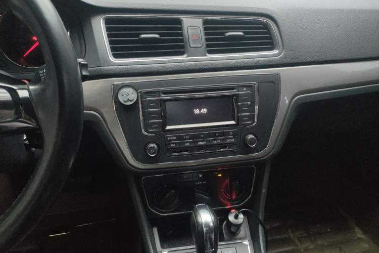 Used Volkswagen Lavida 2015 1.6L Automatic Comfort Edition Audio And AC Panel
