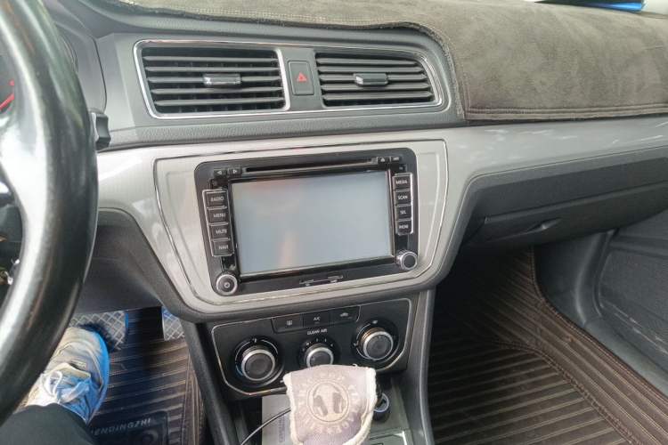 Used Volkswagen Lavida 2015 1.6L Automatic Comfort Edition Audio And AC Panel