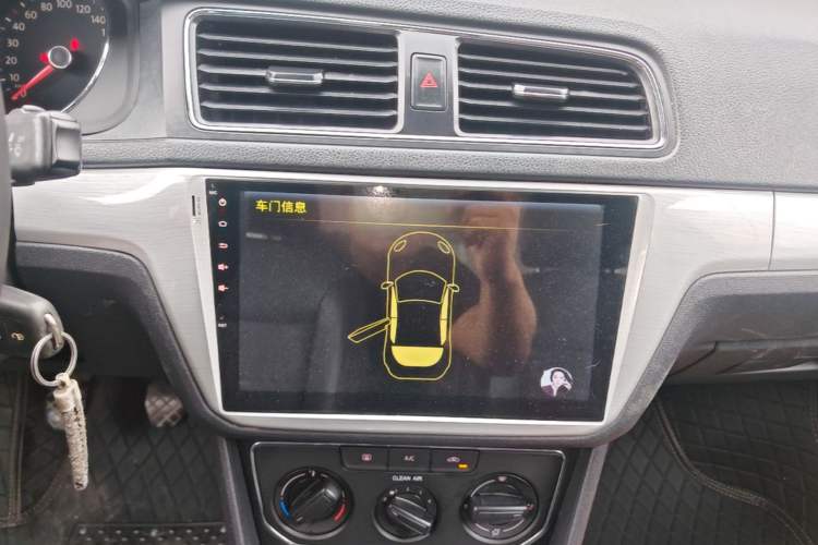 Used Volkswagen Lavida 2015 1.6L Manual Comfort Edition Audio And AC Panel