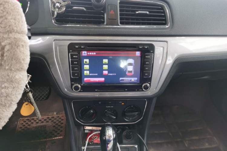Used Volkswagen Lavida 2015 1.6L Automatic Comfort Edition Audio And AC Panel