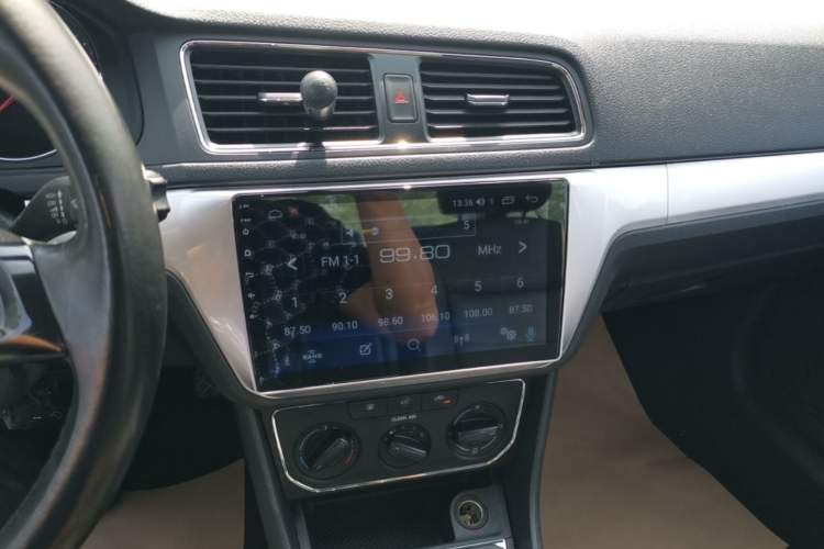 Used Volkswagen Lavida 2015 1.6L Manual Comfort Edition Audio And AC Panel