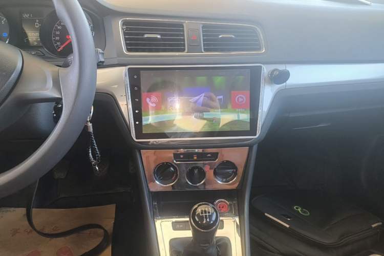 Used Volkswagen Lavida 2015 1.6L Manual Fashion Edition Audio And AC Panel