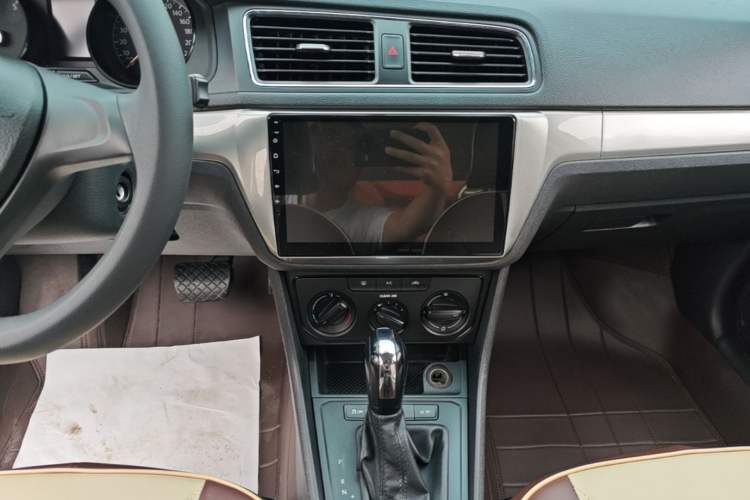 Used Volkswagen Lavida 2015 1.6L Automatic Fashion Edition Audio And AC Panel