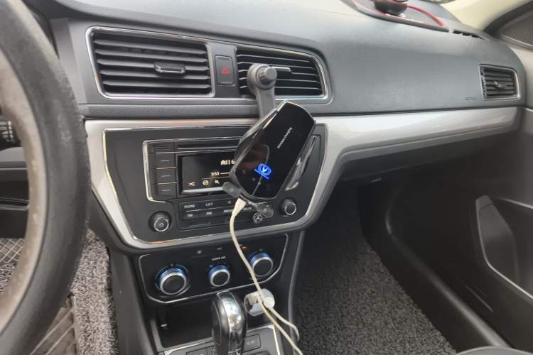 Used Volkswagen Lavida 2015 1.6L Automatic Comfort Edition Audio And AC Panel