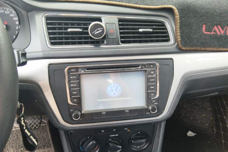 Used Volkswagen Lavida 2015 1.6L Manual Fashion Edition Audio And AC Panel