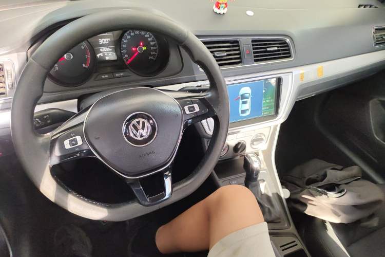 Used Volkswagen Lavida 2015 1.6L Automatic Fashion Edition Audio And AC Panel