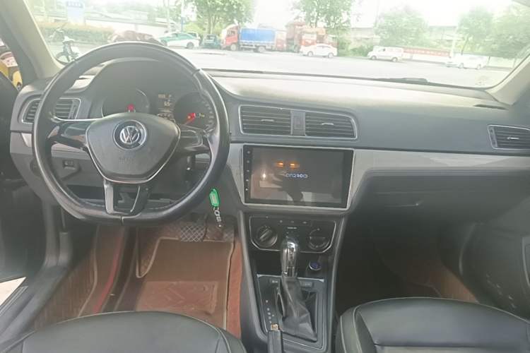Used Volkswagen Lavida 2015 1.6L Automatic Comfort Edition Audio And AC Panel