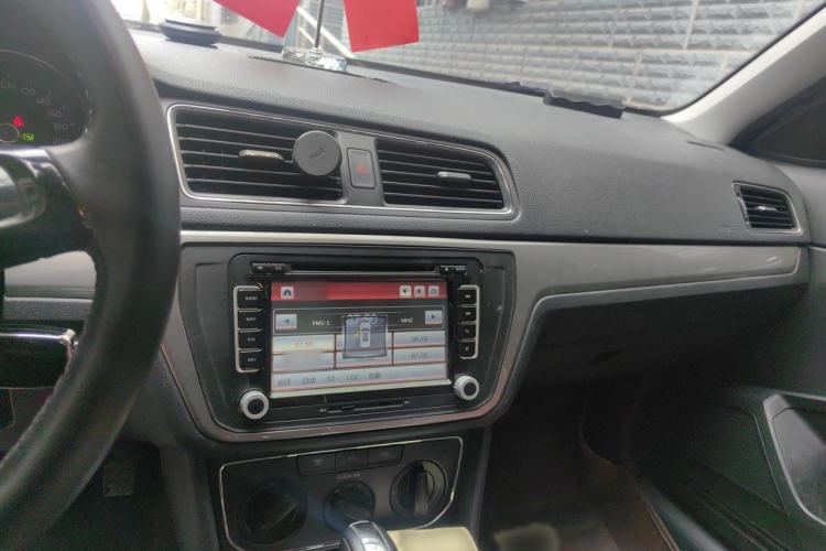 Used Volkswagen Lavida 2015 1.6L Automatic Comfort Edition Audio And AC Panel