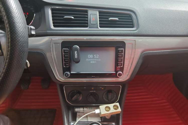 Used Volkswagen Lavida 2015 1.6L Manual Comfort Edition Audio And AC Panel