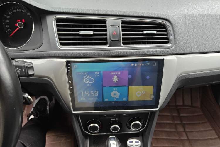 Used Volkswagen Lavida 2015 1.6L Automatic Comfort Edition Audio And AC Panel