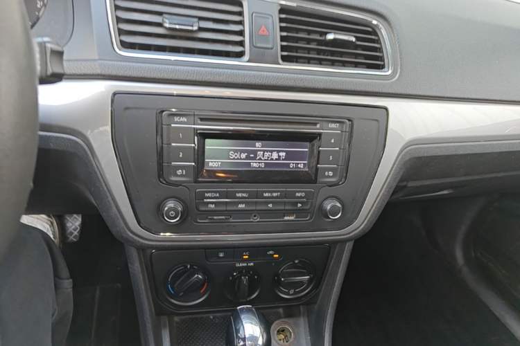 Used Volkswagen Lavida 2015 1.6L Automatic Fashion Edition Audio And AC Panel