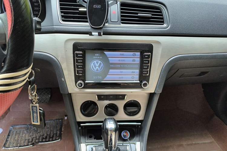 Used Volkswagen Lavida 2015 1.6L Automatic Comfort Edition Audio And AC Panel