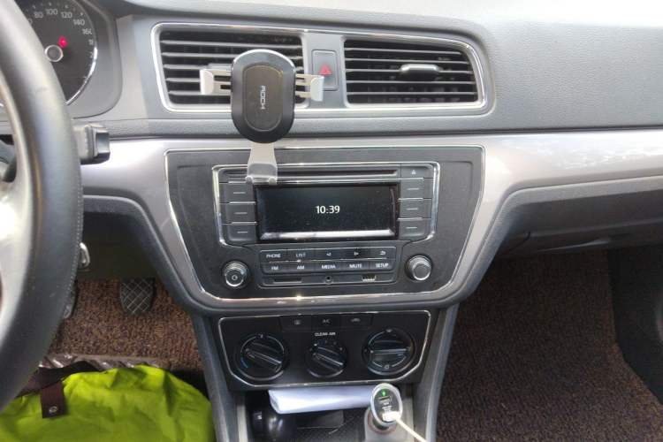 Used Volkswagen Lavida 2015 1.6L Manual Comfort Edition Audio And AC Panel