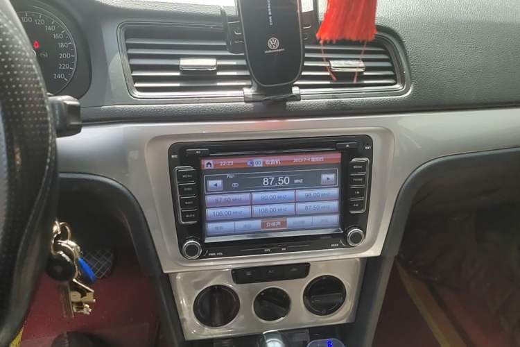 Used Volkswagen Lavida 2015 1.6L Automatic Fashion Edition Audio And AC Panel