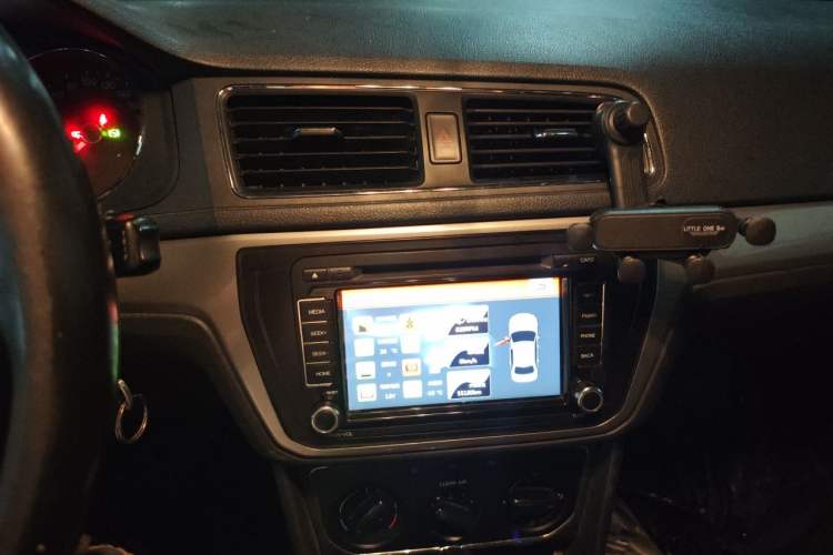 Used Volkswagen Lavida 2015 1.6L Automatic Comfort Edition Audio And AC Panel
