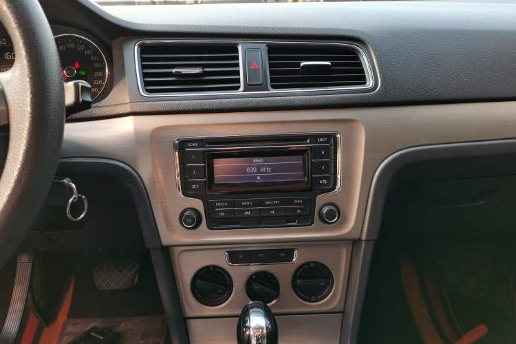 Used Volkswagen Lavida 2015 1.6L Automatic Comfort Edition Audio And AC Panel