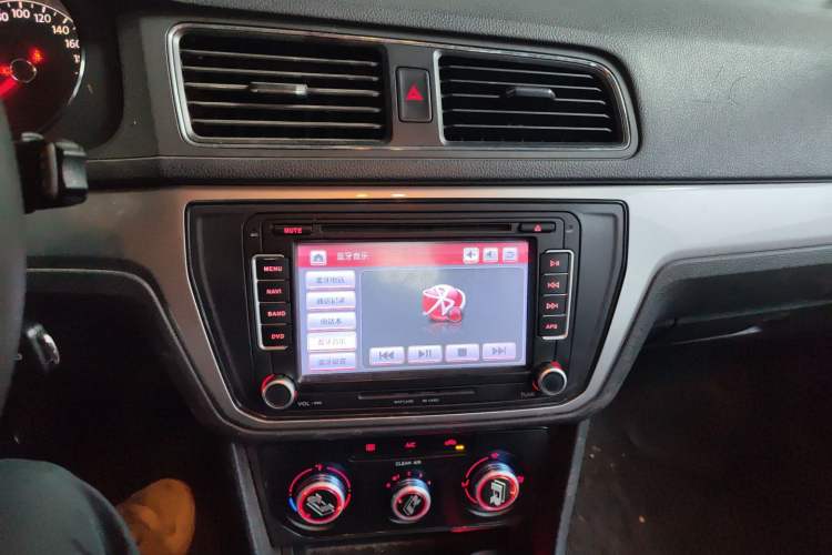 Used Volkswagen Lavida 2015 1.6L Manual Fashion Edition Audio And AC Panel