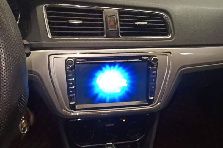 Used Volkswagen Lavida 2015 1.6L Automatic Comfort Edition Audio And AC Panel