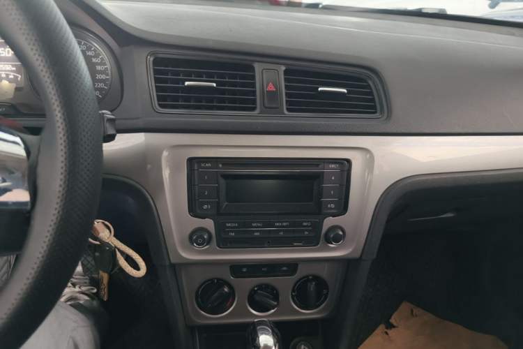 Used Volkswagen Lavida 2015 1.6L Automatic Fashion Edition Audio And AC Panel