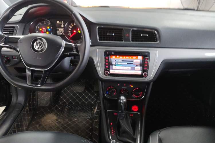 Used Volkswagen Lavida 2015 1.6L Automatic Comfort Edition Audio And AC Panel