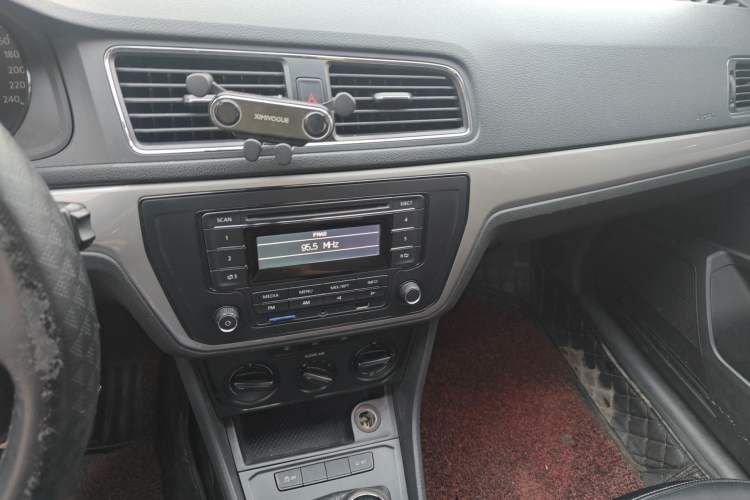 Used Volkswagen Lavida 2015 1.6L Manual Fashion Edition Audio And AC Panel