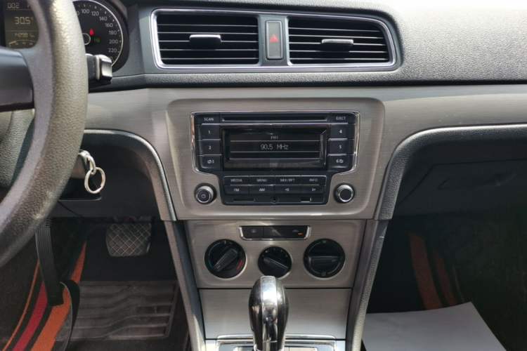 Used Volkswagen Lavida 2015 1.6L Automatic Comfort Edition Audio And AC Panel