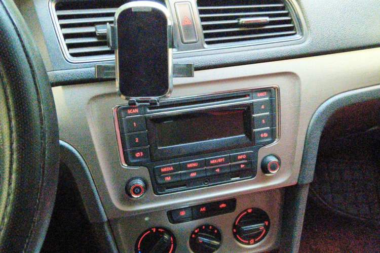 Used Volkswagen Lavida 2015 1.6L Automatic Fashion Edition Audio And AC Panel