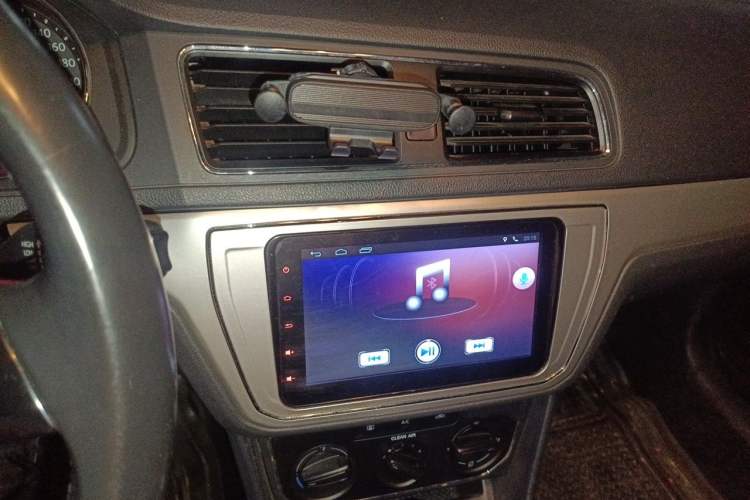 Used Volkswagen Lavida 2015 1.6L Automatic Comfort Edition Audio And AC Panel