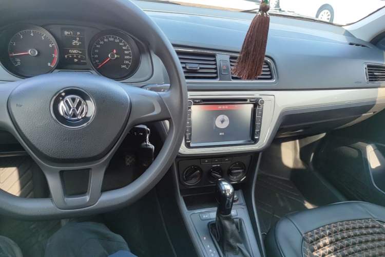 Used Volkswagen Lavida 2015 1.6L Automatic Fashion Edition Audio And AC Panel