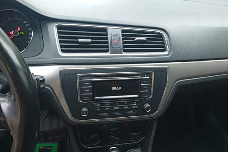Used Volkswagen Lavida 2015 1.6L Automatic Comfort Edition Audio And AC Panel