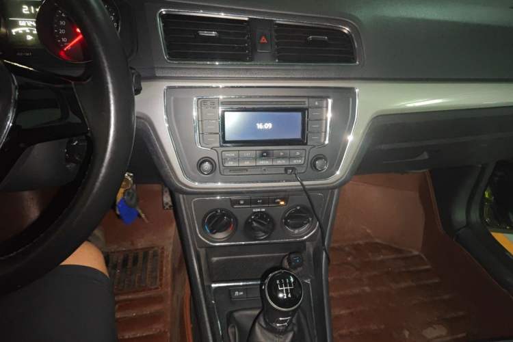 Used Volkswagen Lavida 2015 1.6L Manual Comfort Edition Audio And AC Panel