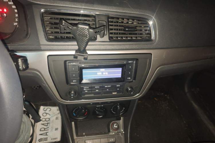 Used Volkswagen Lavida 2015 1.6L Manual Fashion Edition Audio And AC Panel