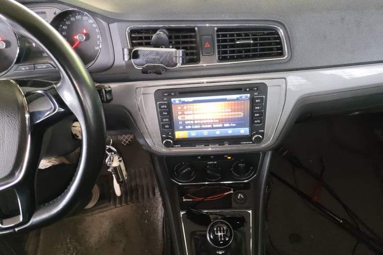Used Volkswagen Lavida 2015 1.6L Manual Comfort Edition Audio And AC Panel