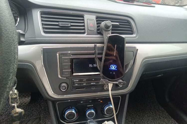 Used Volkswagen Lavida 2015 1.6L Automatic Comfort Edition Audio And AC Panel