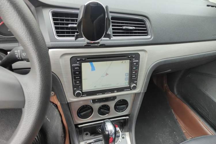 Used Volkswagen Lavida 2015 1.6L Automatic Comfort Edition Audio And AC Panel