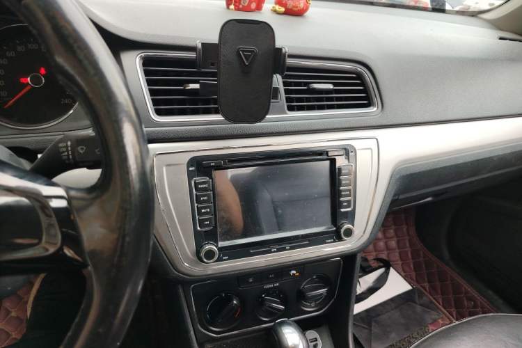 Used Volkswagen Lavida 2015 1.6L Automatic Comfort Edition Audio And AC Panel