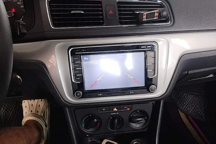 Used Volkswagen Lavida 2015 1.6L Automatic Fashion Edition Audio And AC Panel