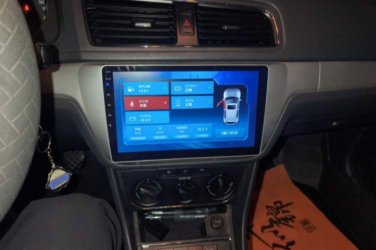 Used Volkswagen Lavida 2015 1.6L Manual Comfort Edition Audio And AC Panel