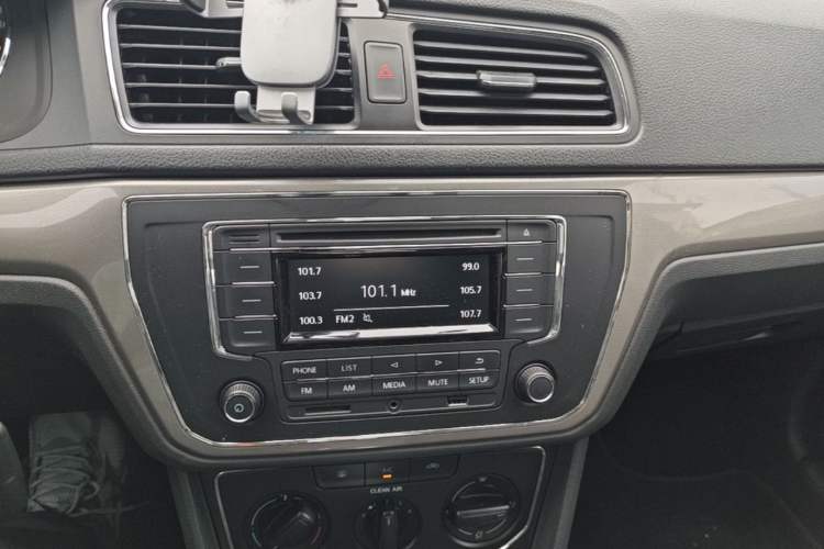 Used Volkswagen Lavida 2015 1.6L Automatic Comfort Edition Audio And AC Panel