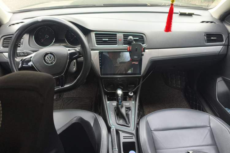 Used Volkswagen Lavida 2015 1.6L Automatic Comfort Edition Center Console